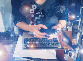 Digitales Arbeiten mit verschiedenen Medien Bildcollage aus verschiedenen Elementen, im Hintergrund arbeitet eine Person mit Laptop, Notizbuch und Smartphone.