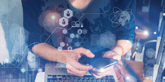 Digitales Arbeiten mit verschiedenen Medien Bildcollage aus verschiedenen Elementen, im Hintergrund arbeitet eine Person mit Laptop, Notizbuch und Smartphone.