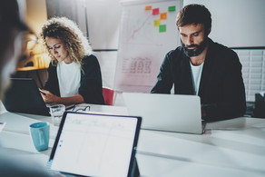 Am Tisch mit Laptop Zwei Menschen sitzen am Tisch mit Laptop.